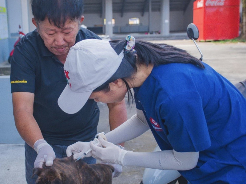 สำนักงานปศุสัตว์อำเภอเมืองจันทบุรี ร่วมกับ สำนักงานปศุสัตว์จังหวัดจันทบุรี ลงพื้นที่ฉีดวัคซีนจุดเสี่ยงหลังเกิดโรคพิษสุนัขบ้า
